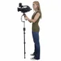 Varizoom FlowPod 3-in-1 stabilizators ar izstieptu monopodu, atbalstot DSLR kameru, ideāls gludai filmēšanai un augstākam novietojumam.