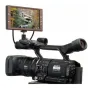 Varizoom VZTFT7 7 colu LCD video monitors uzmontēts uz kameras, rādot ainavu ar tiltu un kokiem, ar 16:9 formātu un RCA savienojumu, ideāls studijām un laukā.