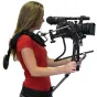 Varizoom VZZGRIG Zero Gravity Rig с установленной камерой, демонстрирующая эргономичную поддержку плеча и плавный механизм наклона для профессиональных DSLR и видеокамер до 15 фунтов