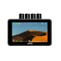 Vaxis ATOM A5 bezvadu 5.5’’ SDI/HDMI monitoris ar skārienjūtīgu ekrānu, kas attēlo tuksneša ainavu un kontrolieru saskarni