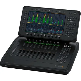Панель Blackmagic Design Fairlight Live Audio Panel 10 со снятой крышкой, вид спереди с 10 моторизованными фейдерами, сенсорным экраном и профессиональными органами управления для микширования звука
