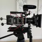 Беспроводной видеотрансмиттер Vaxis STORM 3000 TX с микрофоном Rode, вид спереди с OLED-дисплеем, разъёмами 3G-SDI и HDMI, двумя антенными портами RP-SMA для передачи видео 1080p60 без потерь на расстояние до 900 метров
