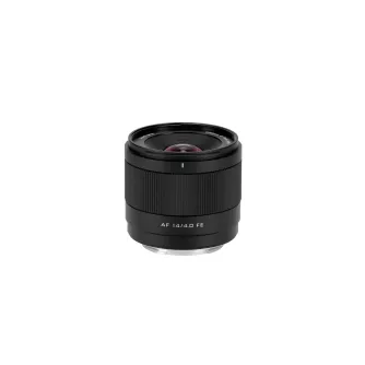 Viltroks AF 14mm f/4.0 FE ultraplašs objektīvs ar pievienotu objektīva vāciņu, demonstrējot kompakto dizainu un izturīgu metāla montāžu pilna kadra kamerām
