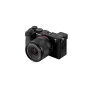 Sony Alpha bezspoguļu kameru korpuss ar Viltrox AF 14mm f/4.0 FE objektīvu, kas izceļas ar kompakto dizainu un asu optiku ainavu un ielu fotogrāfijai