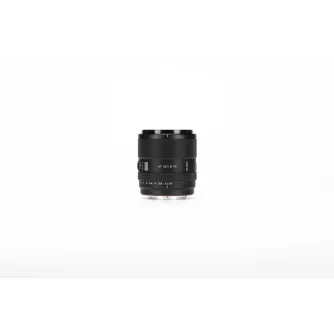 Viltrox AF 55mm F1.8 Z objekts Nikon Z montāžas kamerām, priekšējais skats ar piestiprinātu objektīva vāciņu
