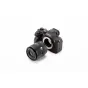 Sony Alpha 7 bezspoguļu kamera ar Viltrox AF 55mm F1.8 Z objektīvu, kas demonstrē asu portretu objektīvu Z-montāžai ar ātru F1.8 atvērumu un gludu STM autofokusu