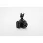 Цифровой зеркальный фотоаппарат Canon EOS R10 с установленной компактной вспышкой Viltrox Vintage Z2-C, боковой вид с включенной вспышкой для фотосъемки