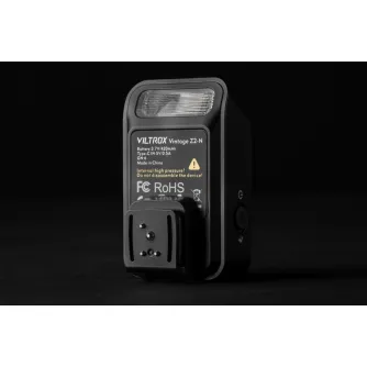 Вспышка Viltrox Vintage Z2-N для Nikon с переднего ракурса, с встроенным световым диффузором, креплением под горячий башмак и подробной информацией о батарее и зарядном порте