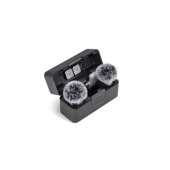 DJI Mic Mini 2 bezvadu mikrofona komplekta atvērta uzlādes kaste ar diviem pārraidītājiem un mobilo uztvērēju iekšā