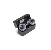 Открытый зарядный кейс комплекта беспроводных микрофонов DJI Mic Mini 2 с двумя передатчиками и мобильным приемником внутриОткрытый зарядный кейс комплекта беспроводных микрофонов DJI Mic Mini 2 с двумя передатчиками и мобильным приемником внутри