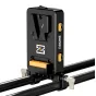 Пластина питания ZGCINE VM-VP3 V-Mount с USB-C PD, двумя выходами D-Tap и портом BPU, установленная на рельсовой системе