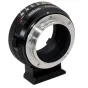 Metabones Contarex uz Fujifilm X-mount adapteris tumšā matēta finiša ar rotējošu atvērtu skaru gredzenu, precīzi apstrādātu metāla konstrukciju un noņemamu Arca-Swiss saderīgu stativpēdu.