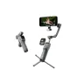 DJI Osmo Mobile 8P uzlabotais komplekts ar multifunkcionālo moduli, tālvadības pulti un mobilo telefonu, kas rāda ActiveTrack 8.0 darbībā dinamisku objektu sekošanai