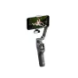 DJI Osmo Mobile 8P stabilizators ar Multifunkcionālo moduļa 2 un pievienoto viedtālruni, demonstrējot precīzu sekšanu un attālo displeju dinamiskai video uzņemšanai