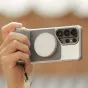 Tilta Khronos Lite Galaxy S26 Ultra sudraba korpuss ar modulāro vadības rokturi un magnētisko aizmugurējo plāksni mobilajai filmēšanai
