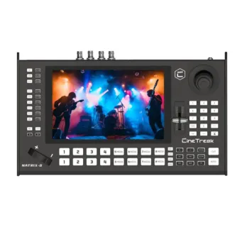 Видеосвитчер CineTreak Natrix-8 с сенсорным экраном 10.1 дюйма, отображающий яркую сцену живого выступления с четырьмя музыкантами, поддерживающий запись в 8 каналов и стриминг в 4 канала.