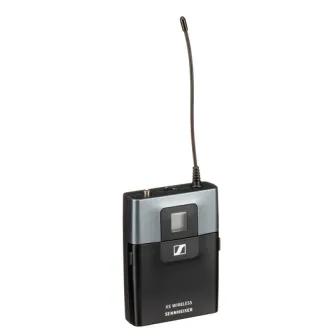 Передатчик Sennheiser SK-XSW-A для гарнитуры с беспроводной связью UHF, передний вид с антенной, кнопкой отключения звука и дисплеем LCD для надежной передачи аудио в диапазоне частот 548–572 МГц