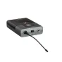 Sennheiser SK-XSW-A bezvadu UHF raidītāja modulis ar antennu, aizmugures skats ar 3.5 mm slēgtā ieejas savienotāju, barošanas indikators un LCD displejs, nodrošinot uzticamu bezvadu audio 548–572 MHz frekvences joslā