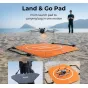 Складная платформа для посадки дрона SmallRig 5936 в использовании на улице с люминесцентными метками для ночной видимости, с прочной поверхностью из PU/PP, усиленными точками крепления и набором колышков для фиксации.