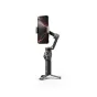 DJI Osmo Mobile 8 Standard Combo ar viedtālruni uzmontētu, demonstrējot 360° rotāciju, integrētu statīvu un izplešanās kātu, ideāls dažādām filmēšanas perspektīvām un stabilai uzņemšanai