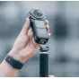 Falcam F22 panorāmu kameras ātra atlaides komplekts, piestiprināts melnā selfi stikā, ar drošu F22 ātras atlaides sistēmu 360° un akciju kamerām.
