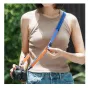 Falcam Maglink Quick Magnetic Buckle Shoulder Strap Lite V2 синего цвета, регулируемый плечевой ремень для камеры с магнитным креплением, в использовании на плече и шее фотографа для зеркальных и беззеркальных камер.