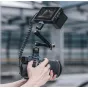 Falcam F22 NATO saderīgs alumīnija adapteris ar 1/4-20 un M5 vītnēm, piemērots kameras montāžām, redzams profesionālā DSLR kameras uzstādījumā ar ārējo monitoru.