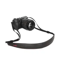 SmallRig kamera kakla josta Lite 2794 ar Canon bezspoguļu kameru, melna ādas josta ar sarkaniem šuvēm un ātri atbrīvojamām sprādzēmSmallRig kamera kakla josta Lite 2794 ar Canon bezspoguļu kameru, melna ādas josta ar sarkaniem šuvēm un ātri atbrīvojamām sprādzēm