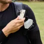SmallRig 2x akumulatoru un lādētāja komplekts (brūns) ar uzlādes korpusu, USB-C saskarni un akumulatora indikatora gaismu, paredzēts portatīvai enerģijas risinājumu nodrošināšanai.