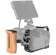 Комплект SmallRig для Canon EOS R5/R6: защитная клетка с деревянной ручкой и зажимом для HDMI/USB-C кабелей, вид спереди слеваКомплект SmallRig для Canon EOS R5/R6: защитная клетка с деревянной ручкой и зажимом для HDMI/USB-C кабелей, вид спереди слева