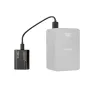 Аккумулятор SmallRig USB-C для Sony NP-FZ100 ёмкостью 2600мАч, полностью заряженный до 100%, подключённый к USB-A зарядному адаптеру для быстрой зарядки.