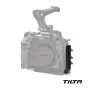 Tilta melnais HDMI un USB-C kabeļu fiķators, droši piestiprināts pie Nikon Z8 pilna metāla kameras korpusa, nodrošinot stabilu kabeļu fiksāciju