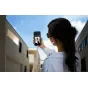 Insta360 Snap Selfie Screen lietošanā ar viedtālruni, lai uzņemtu augstas kvalitātes selfijus ar galveno kameru, ar skārienekrāna priekšskatu un magnētisko fiksāciju vieglai pārvietošanai