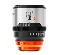 Blazar Apex 50mm T1.8 1.33X autofokusa anamorfa lēca L montāžai ar sudraba un melnu korpusu, oranžu priekšējo gredzenu un detalizētām fokusa un apgaismojuma atzīmēm.Blazar Apex 50mm T1.8 1.33X autofokusa anamorfa lēca L montāžai ar sudraba un melnu korpusu, oranžu priekšējo gredzenu un detalizētām fokusa un apgaismojuma atzīmēm.