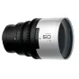 Blazar Remus-M 50mm T1.8 1.5x anamorfs objekts lēca Sony E-mount kamerām ar sudrabainu un melnu korpusu, lielu priekšējo elementu un kinomātiskiem eliptiskajiem bokeh ar sudrabainiem flāriem.