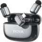 Boya mini 2-02 bezvadu mikrofonu komplekts ar USB-C pieņēmēju, diviem kompaktiem pārraidītājiem un atvērtu uzlādes korpusu, kas demonstrē 30 stundu darbības laiku.