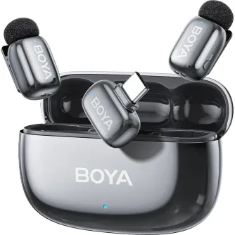 Boya mini 2-02 bezvadu mikrofonu komplekts ar USB-C pieņēmēju, diviem kompaktiem pārraidītājiem un atvērtu uzlādes korpusu, kas demonstrē 30 stundu darbības laiku.