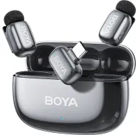 Комплект беспроводного микрофона Boya mini 2-02 с USB-C приемником, двумя компактными передатчиками и открытым зарядным кейсом, демонстрирующим 30 часов работы.Комплект беспроводного микрофона Boya mini 2-02 с USB-C приемником, двумя компактными передатчиками и открытым зарядным кейсом, демонстрирующим 30 часов работы.