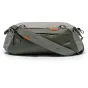 Сумка Peak Design Travel Duffel 35L оливкового цвета в боковом ракурсе с водонепроницаемым 400D переработанным нейлоном, плечевым ремнем с подкладкой и защищёнными молниями