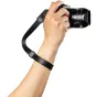 Peak Design melnais pilna graudu ādas cimdsienas Cuff, droši piestiprināts pie DSLR kameras jostu caurulēm, nodrošinot ergonomisku atbalstu.