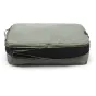 Peak Design Packing Cube Large sāgsaino krāsā ar teksturētu ārējo apvalku, ātri pieejamu rāvējslēdzēju un divām nodaļām organizētai uzglabāšanai.