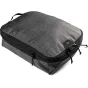 Peak Design Packing Cube SMedium ogļainā - kompakts ceļojuma organizators ar diviem nodalījumiem, izturīgu audumu un drošu rāvējslēdzēju efektīvai pakāpšanai.