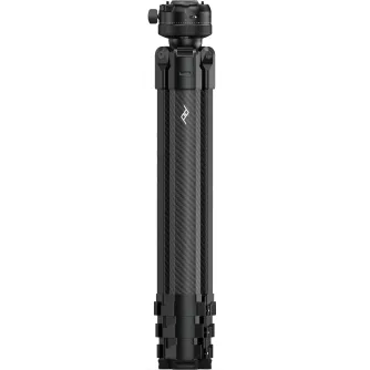 Peak Design Pro Lite trijods melnā krāsā no sānu puses, izceļot oglekļa šķiedras kājas un regulējamu centrālo stieni profesionālai fotografēšanai un videogrāfijai