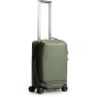 Peak Design Roller Pro Carry-On olīvzaļā krāsā sānu skats ar izvelkamu ratiņu rokturi un izturīgu četru riteņu bāzi