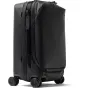 Чёрный чемодан Peak Design Roller Pro Carry-On с углеродной ручкой SlimDrive и гибридной конструкцией для надежной и компактной поездки.