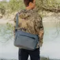 Peak Design Everyday Sling 10L okeāna krāsā soma, nēsāta pa diagonāli, izgatavota no izturīga, laika apstākļiem izturīga materiāla, ideāli piemērota foto aprīkojuma un 13 collu klēpjdatora nēsāšanai dabā.