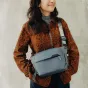 Сумка-кроссбоди Peak Design Everyday Sling V2 3L серого цвета в стиле океан, с удобной настраиваемой лямкой и водостойкой молнией UltraZip для минималистичной носки фототехники или повседневных вещей