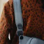 Плечевая сумка Peak Design Everyday Sling V2 3L в океанском цвете с деталями: мягкий плечевой ремень и защищённая молнией UltraZip