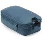 Peak Design Packing Cube Small okeāna zilā krāsa ar divām nodaļām, izturīgu 70D nilona apvalku un sānu rokturiem ērtai ceļošanas pakotnei.