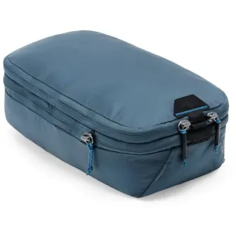 Peak Design Packing Cube Small okeāna zilā krāsa ar divām nodaļām, izturīgu 70D nilona apvalku un sānu rokturiem ērtai ceļošanas pakotnei.